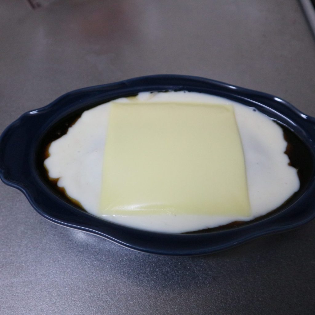 ホワイトソースとチーズをのせている様子